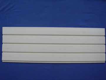 ISO Putih Kayu PVC Slatwall Panel / Kayu Plastik Slotted Wall Board