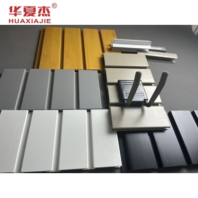 Permukaan Halus Panel Slatwall PVC Panel Garasi Bahan Dekorasi Dalam Ruangan