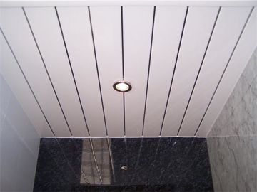 Harga yang bagus Penuaan Panel Putih PVC Ceiling Tiles Untuk Rumah Sakit, Sekolah on line