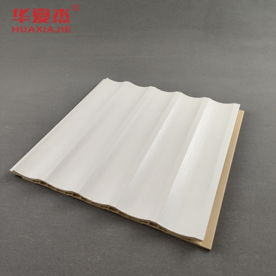 Putih Woodgrain Bentuk U Laminated WPC Board Dekorasi Rumah Dalam Ruang