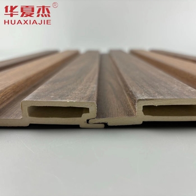 Panel dinding wpc bergelombang berlapis dengan butiran kayu berkualitas tinggi panel dinding wpc luar ruangan dekorasi perumahan