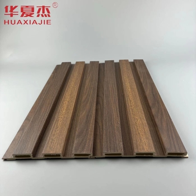 Panel dinding wpc bergelombang berlapis dengan butiran kayu berkualitas tinggi panel dinding wpc luar ruangan dekorasi perumahan