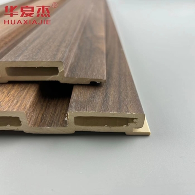 Panel dinding wpc bergelombang berlapis dengan butiran kayu berkualitas tinggi panel dinding wpc luar ruangan dekorasi perumahan