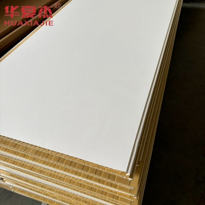 Panel dinding wpc putih berkualitas tinggi 600x9mm papan wpc berlapis bahan dekorasi tahan air