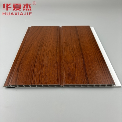 Panel dinding pvc berbentuk U kayu merah tahan kelembaban panel langit-langit pvc untuk dekorasi ruang tamu rumah