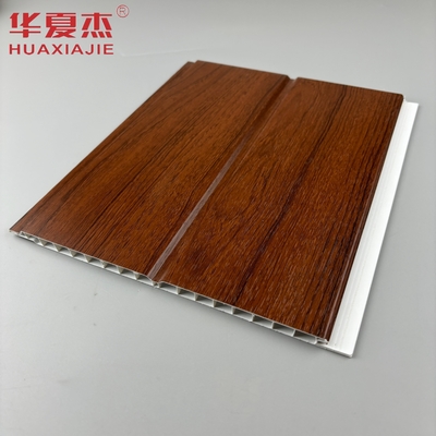 Panel dinding pvc berbentuk U kayu merah tahan kelembaban panel langit-langit pvc untuk dekorasi ruang tamu rumah