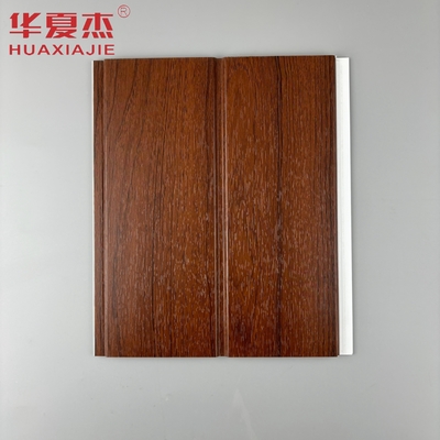 Panel dinding pvc berbentuk U kayu merah tahan kelembaban panel langit-langit pvc untuk dekorasi ruang tamu rumah