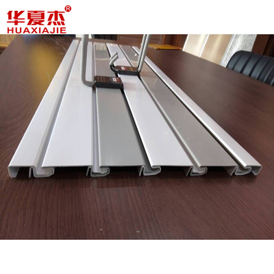 Tahan kelembaban yang sangat baik Panel PVC Slatwall Mudah dipasang Permukaan halus halus