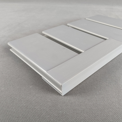 Tampilan Penyimpanan Dekoratif Garasi Panel Slatwall PVC Abu-abu Untuk Ruang Tamu