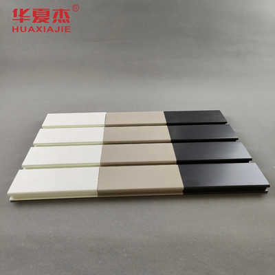 Harga yang bagus 300mm X 17mm Resistensi Dampak Plastik Panel Dinding Slat Untuk Peningkatan Garasi on line