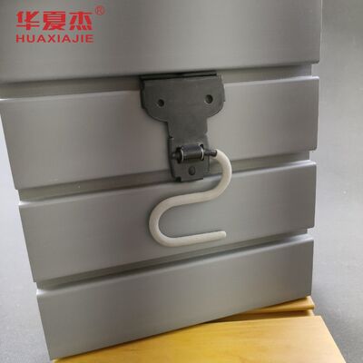 Kualitas Berat Satuan 1.7kg Papan Slatwall PVC Panel Anti Korosi Tahan Air Antiseptik untuk Mengatur Tampilan dan Penyimpanan Ritel pabrik