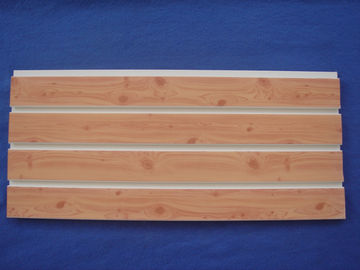 Harga yang bagus Kelembaban Bukti 4ft 8ft PVC Slatwall Panel Fixture Disesuaikan Dengan Permukaan Biji-Bijian Kayu on line